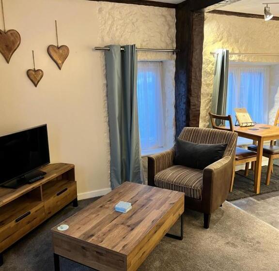 침실 1개 주택, Tudor Lodge