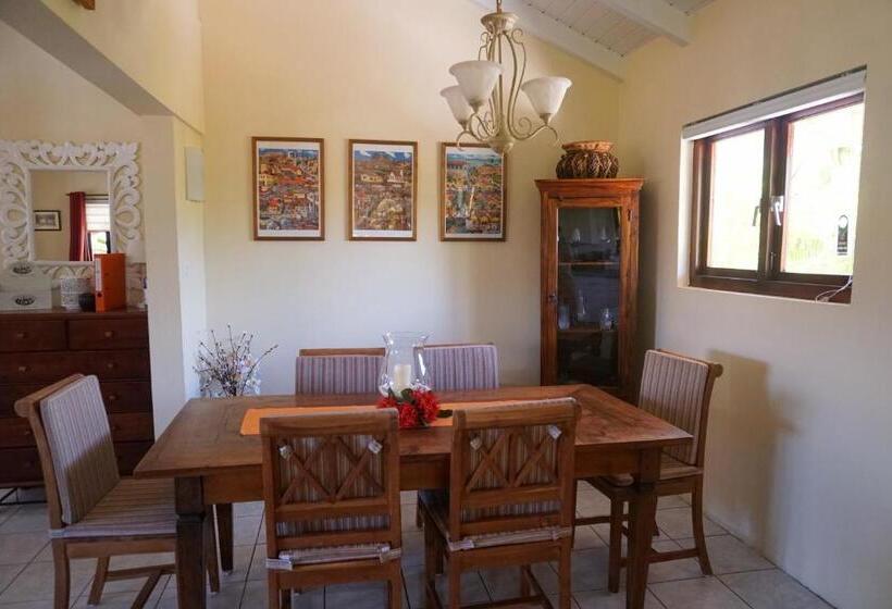 بانگلوی استاندارد, Cariñas Studio Apartments