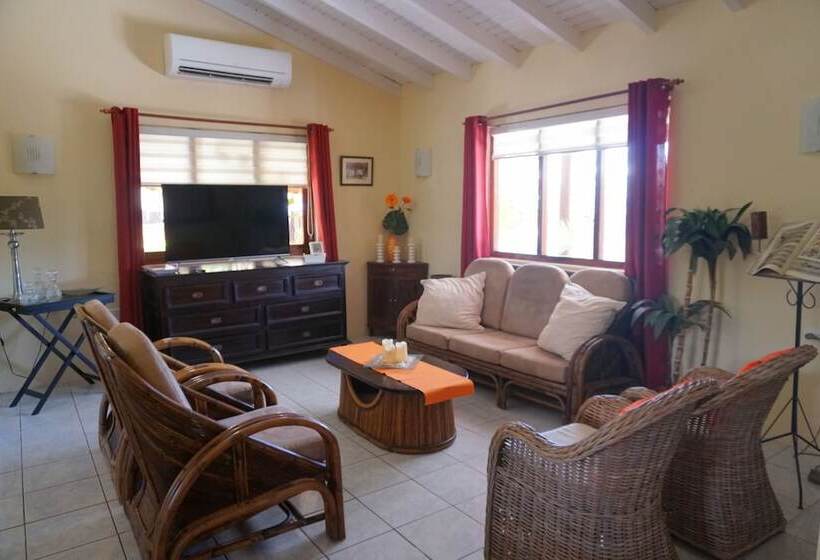 بانگلوی استاندارد, Cariñas Studio Apartments