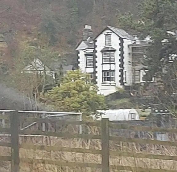 Perhehuone, Bron Y Graig