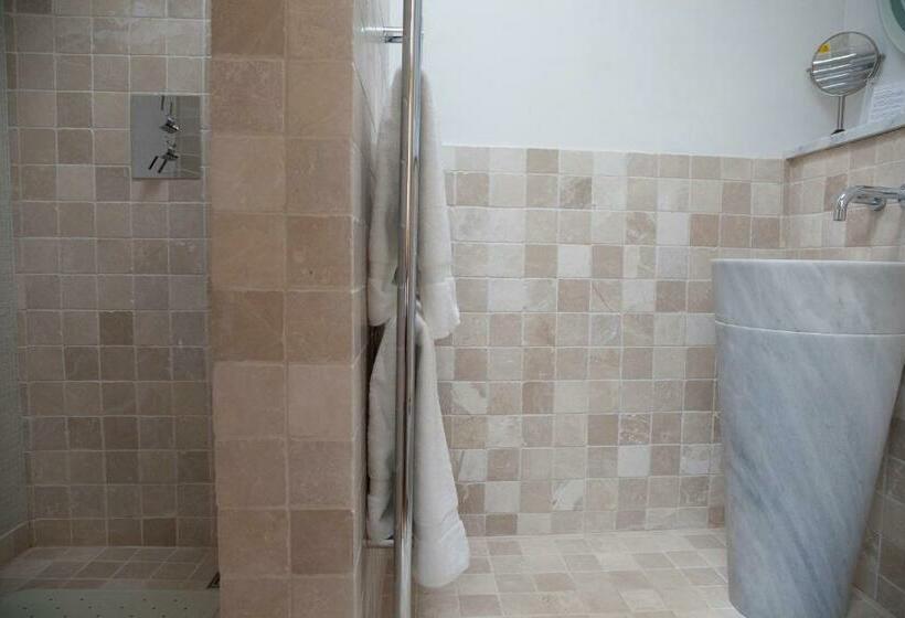 חדר דלוקס, Eckington Manor