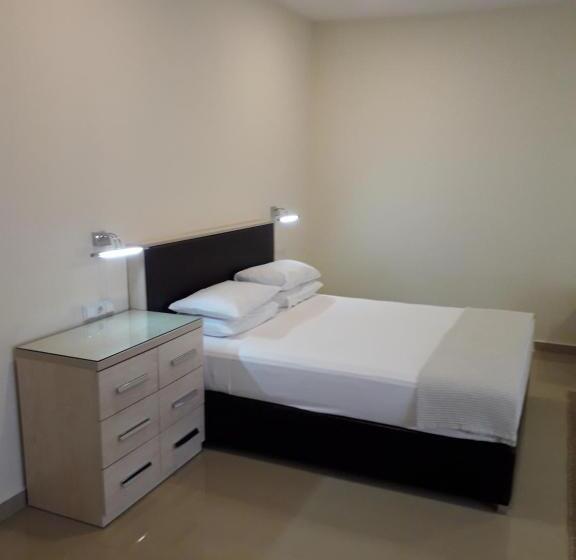 اتاق استاندارد سه تخته با چشم‌انداز استخر, Kobuleti Beach Club