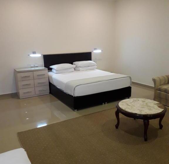 اتاق استاندارد سه تخته با چشم‌انداز استخر, Kobuleti Beach Club