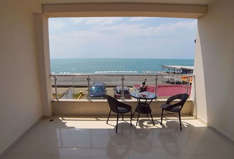 اتاق لوکس سه تخته, Kobuleti Beach Club