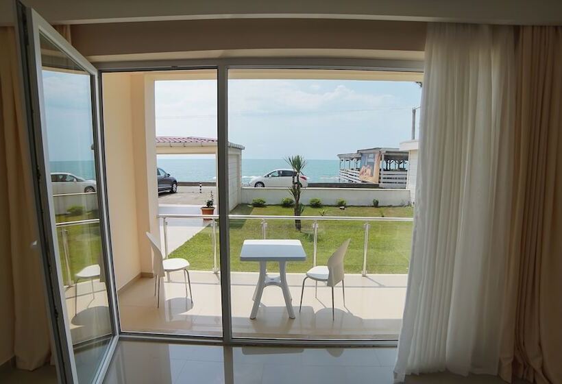 اتاق لوکس سه تخته, Kobuleti Beach Club