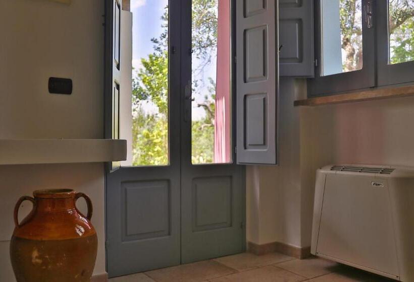 庭の見えるスタンダードトリプルルーム, Masseria Trullo Sovrano Exclusive B&b