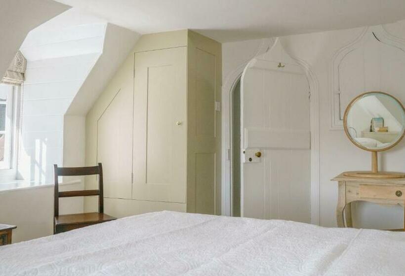 阁楼房, Penally Abbey