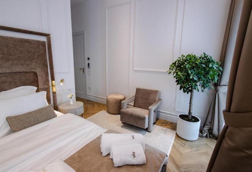 جناح جونيور, The Crown Boutique Hotel & Spa