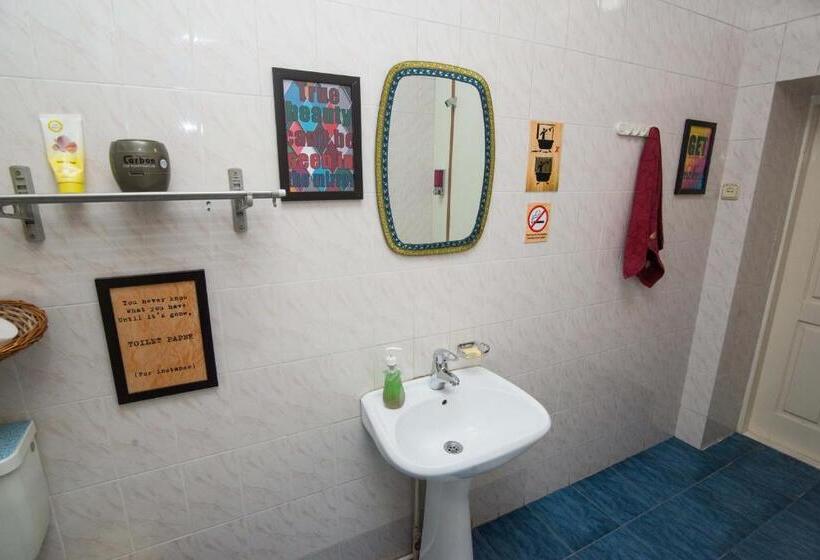 اتاق اکونومی, Art Hostel