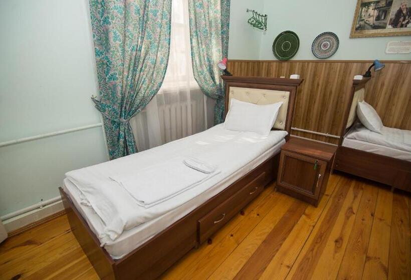 اتاق استاندارد سه نفره, Art Hostel