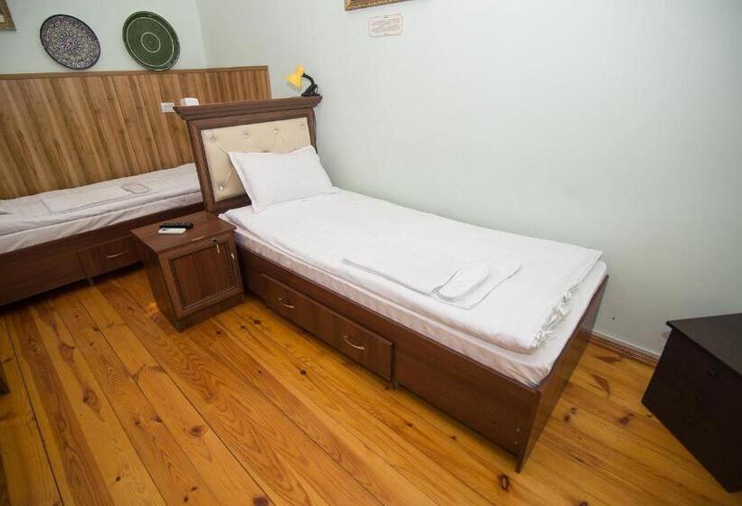 اتاق استاندارد سه نفره, Art Hostel