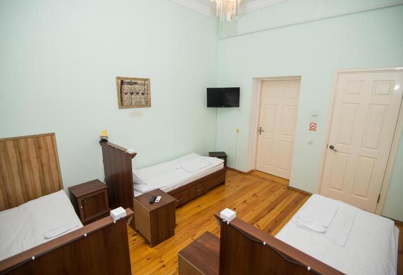 اتاق استاندارد سه نفره, Art Hostel