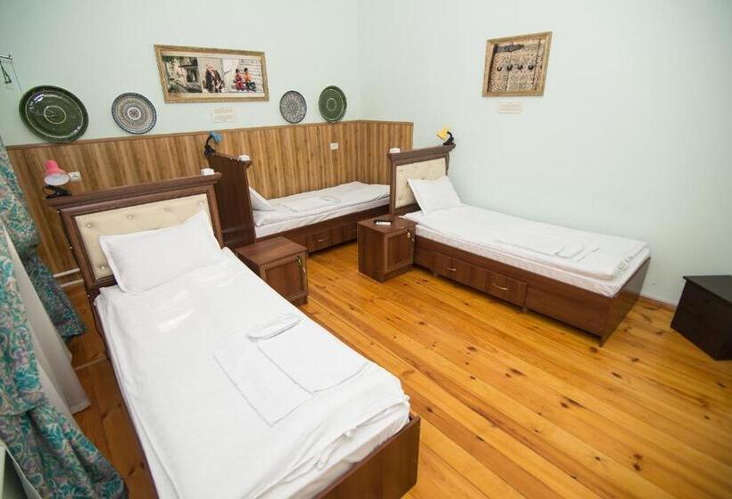 اتاق استاندارد سه نفره, Art Hostel