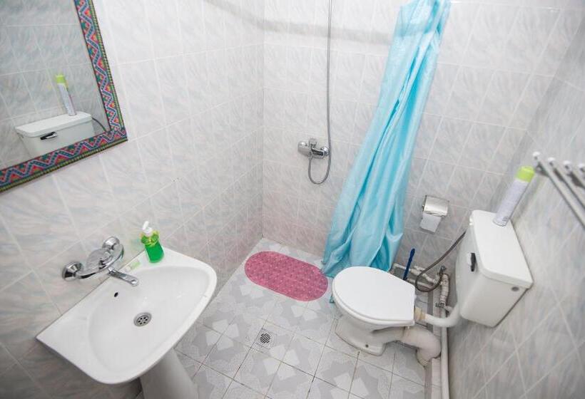 اتاق استاندارد سه نفره, Art Hostel