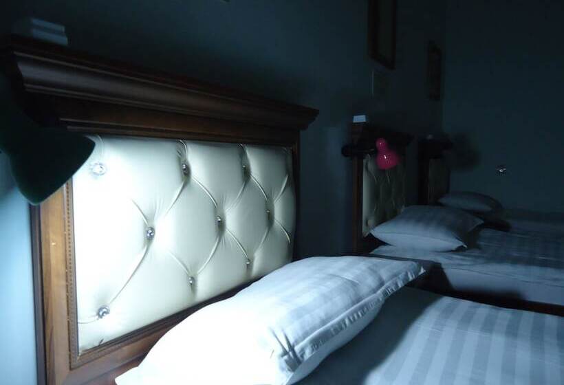 تختخواب در اتاق مشترک, Art Hostel