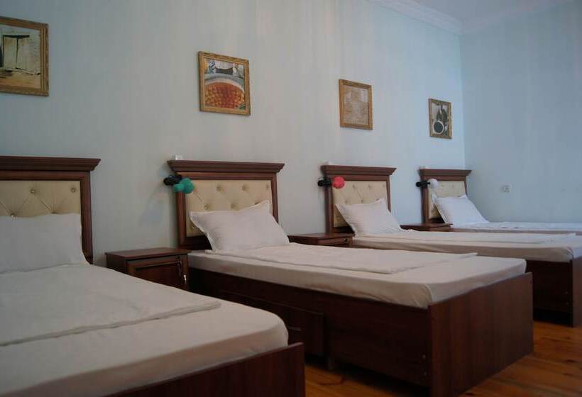 تختخواب در اتاق مشترک, Art Hostel