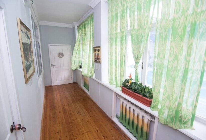 تختخواب در اتاق مشترک, Art Hostel