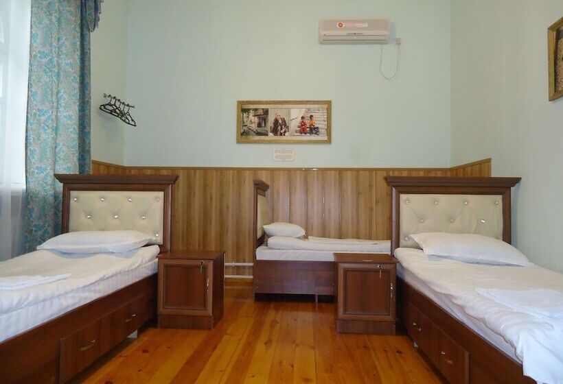 اتاق استاندارد سه نفره, Art Hostel