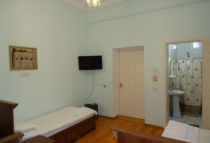 اتاق استاندارد سه نفره, Art Hostel