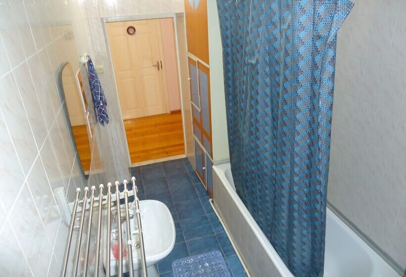 اتاق استاندارد سه نفره, Art Hostel