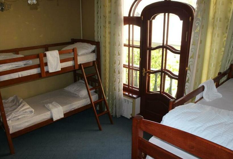 تختخواب در اتاق مشترک, Green House Hostel