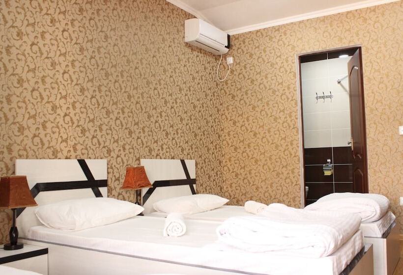 اتاق استاندارد سه نفره, Green House Hostel