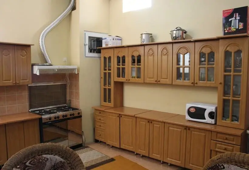 تختخواب در اتاق مشترک, Green House Hostel
