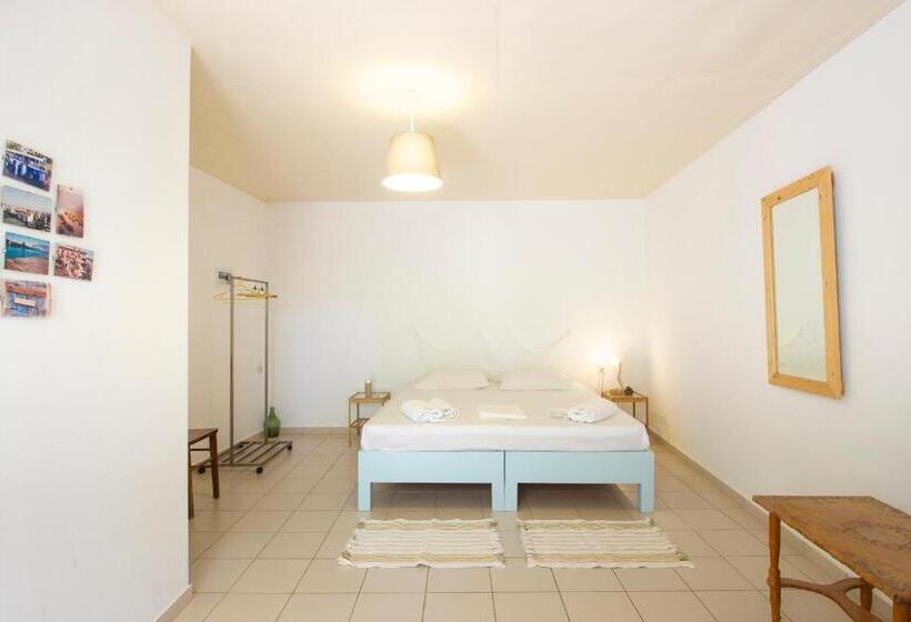 Standard Szoba Terasszal, Himara Hostel