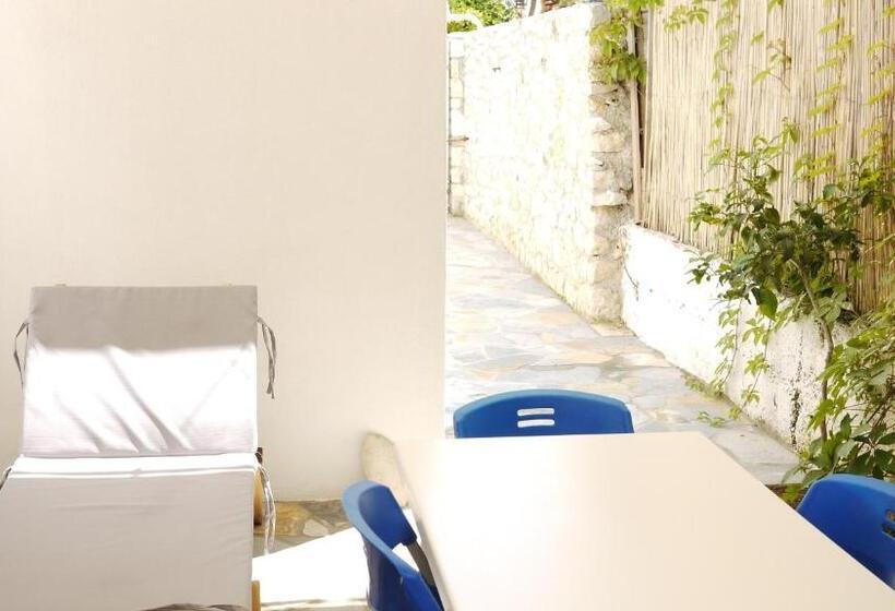 Standard Szoba Terasszal, Himara Hostel