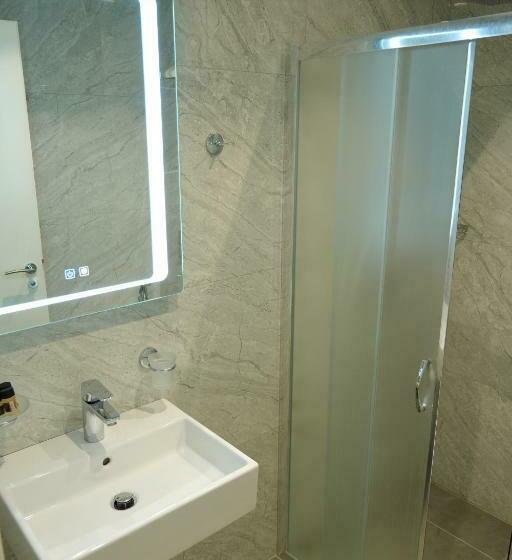 اتاق استاندارد سه تخته با بالکن, Alpha