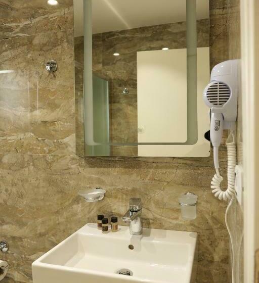 اتاق استاندارد سه تخته با بالکن, Alpha