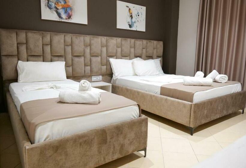 اتاق استاندارد سه تخته با بالکن, Alpha