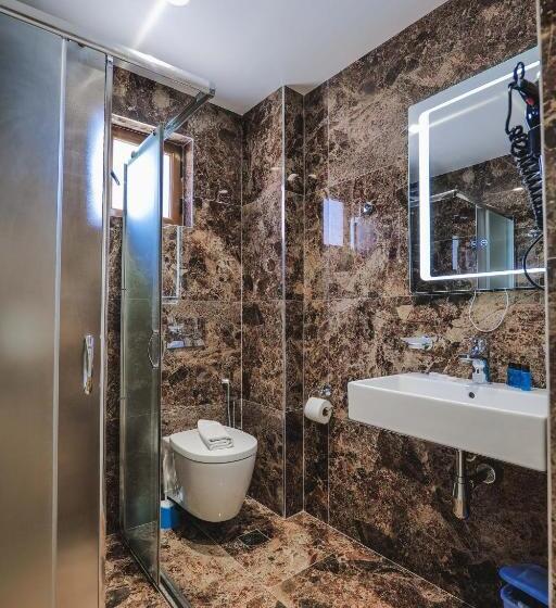 اتاق استاندارد سه تخته با بالکن, Alpha