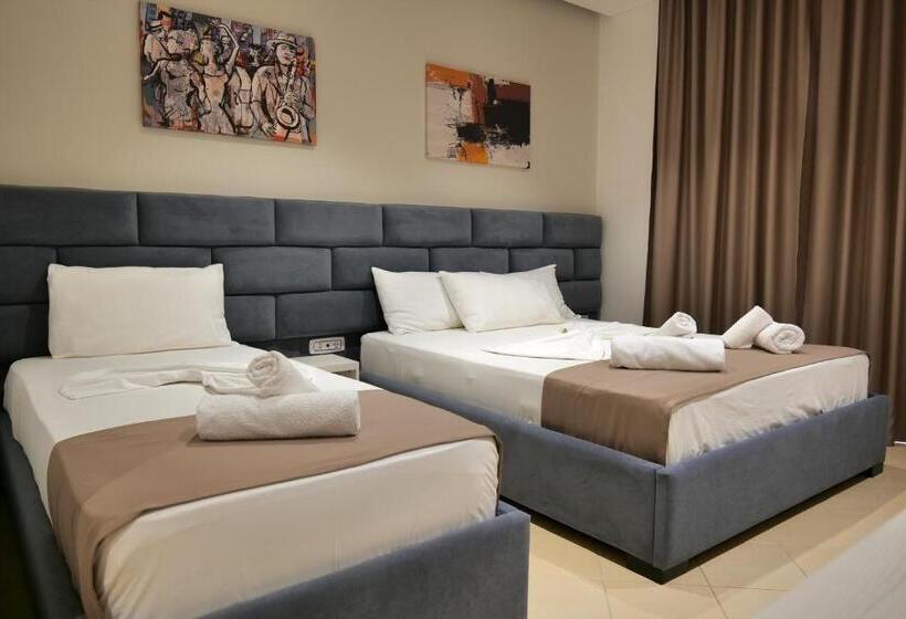 اتاق استاندارد سه تخته با بالکن, Alpha