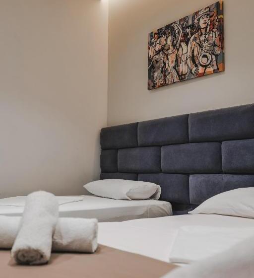 اتاق استاندارد سه تخته با بالکن, Alpha