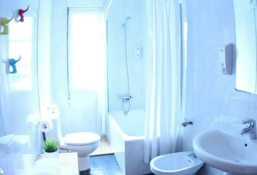 اتاق استاندارد با سرویس بهداشتی مشترک, Zubia Urban Rooms