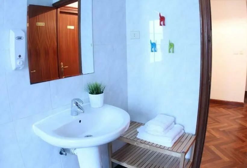 اتاق استاندارد با سرویس بهداشتی مشترک, Zubia Urban Rooms