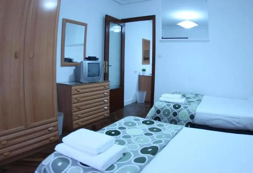 اتاق استاندارد سه تخته با سرویس بهداشتی مشترک, Zubia Urban Rooms