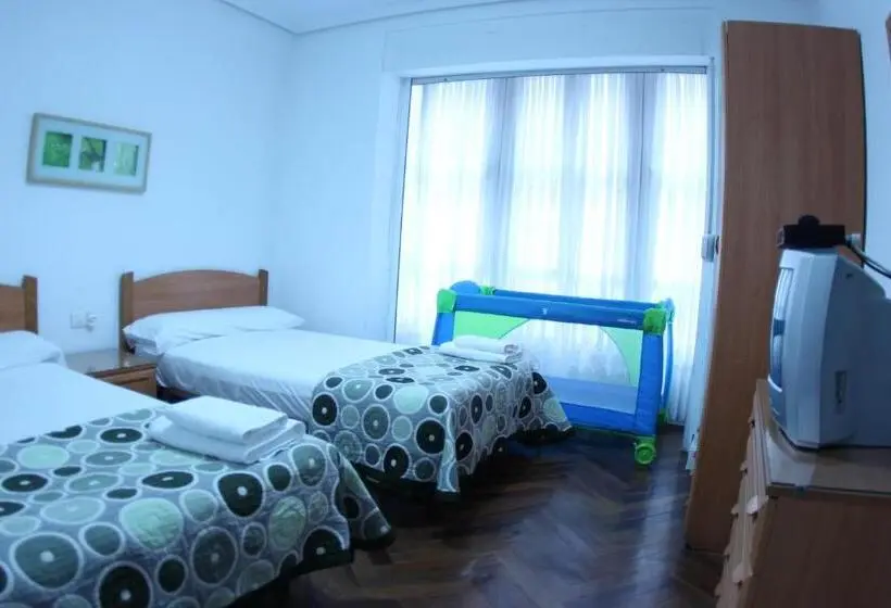 اتاق استاندارد سه تخته با سرویس بهداشتی مشترک, Zubia Urban Rooms