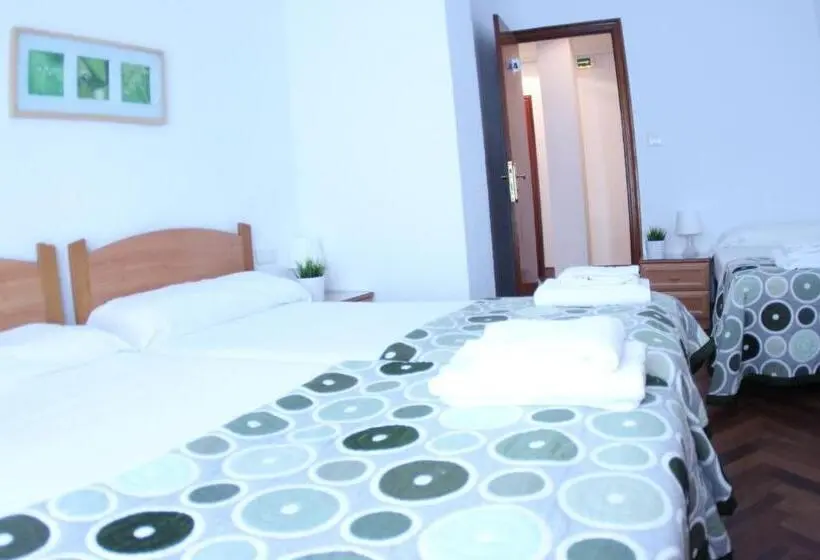 اتاق استاندارد سه تخته با سرویس بهداشتی مشترک, Zubia Urban Rooms
