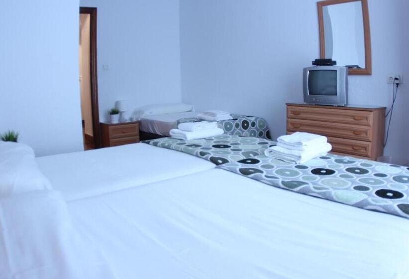 バスルーム共有のトリプルスタンダード, Zubia Urban Rooms