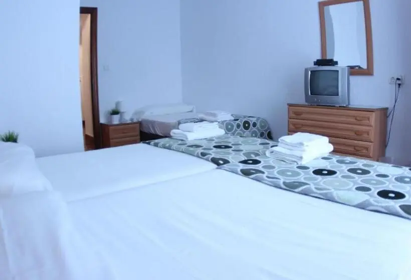 اتاق استاندارد سه تخته با سرویس بهداشتی مشترک, Zubia Urban Rooms
