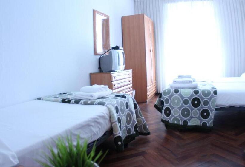 스탠다드 트리픔 룸 공동욕실, Zubia Urban Rooms