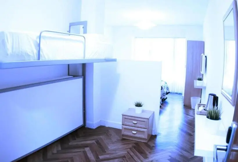 اتاق خانوادگی با سرویس بهداشتی مشترک, Zubia Urban Rooms