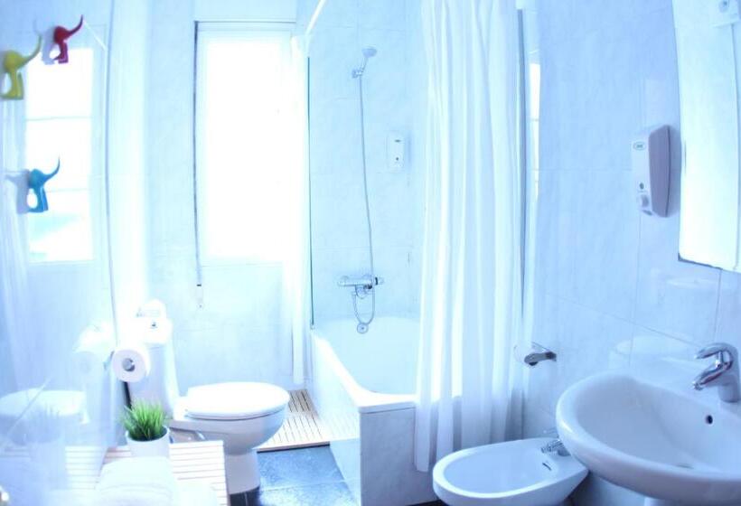 스탠다드 트리픔 룸 공동욕실, Zubia Urban Rooms