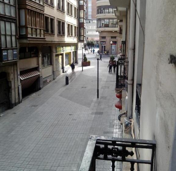 バスルーム共有のトリプルスタンダード, Zubia Urban Rooms