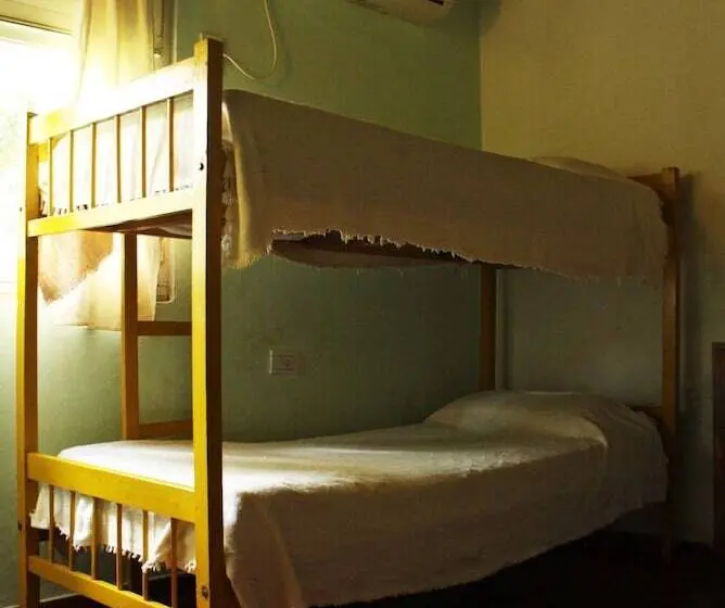 ルームシェアのワンベッド, Sihostel