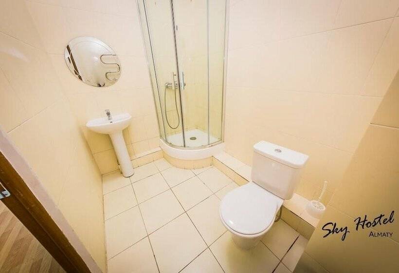 اتاق استاندارد سه نفره, Sky Hostel