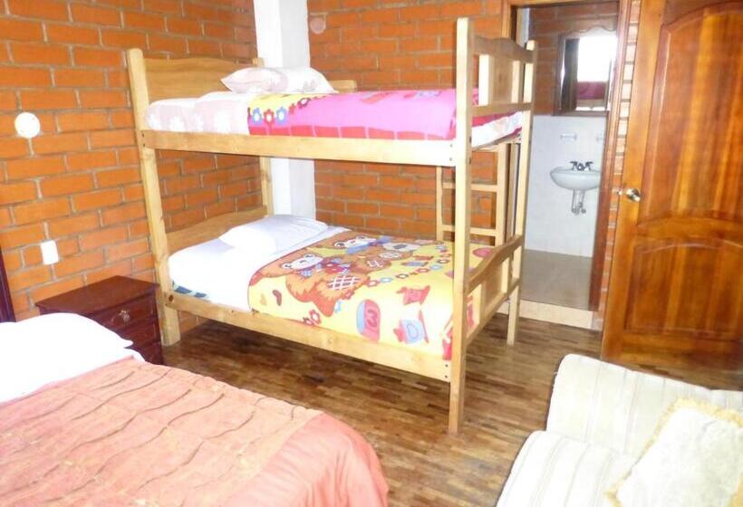 Standard Quadruple Room, Hostal Nomada