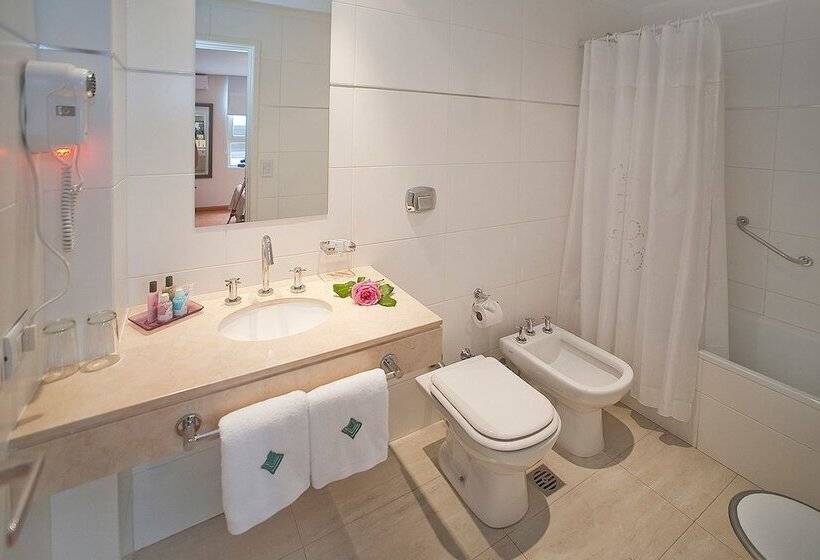 חדר דלוקס לשלושה, Esmeralda Select